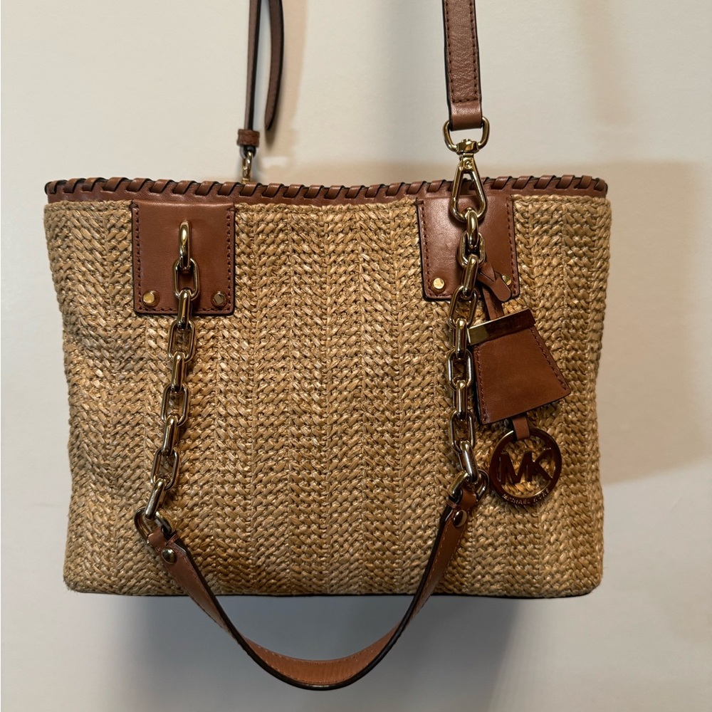 MICHAL KORS WOVEN STRAW & LEATHER SHOULDER HANDBAG